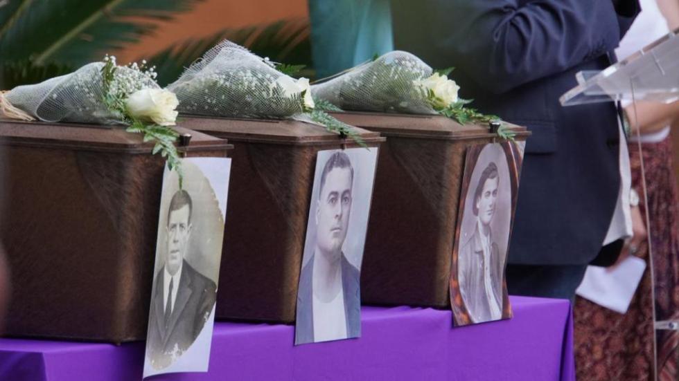 Pérez Garijo participa en l’homenatge i el lliurament de restes de tres víctimes del franquisme de les fosses 33 i 36 del cementeri d’Alacant