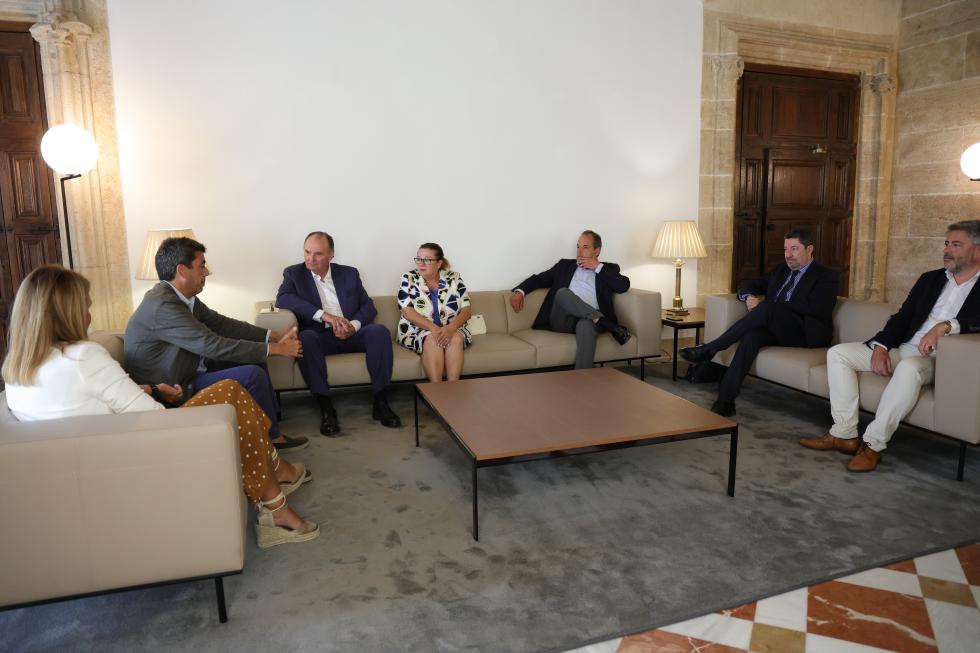 Carlos Mazón se reúne con los presidentes de las Cámaras de Comercio de la Comunitat Valenciana para seguir impulsando la competitividad de las pymes