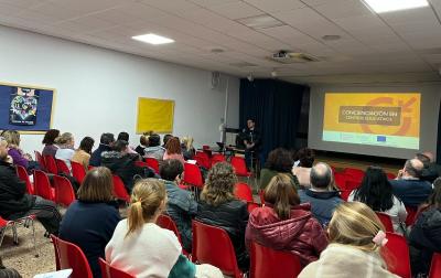 La Generalitat organiza nuevos talleres prácticos para formar al alumnado de la ESO, a sus familiares y a docentes frente a los ciberdelitos y el ...