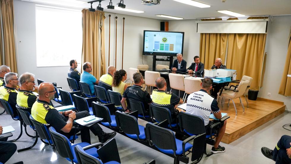Comandaments de policia local, bombers i protecció civil amplien els seus coneixements sobre el risc d'inundació a Alacant