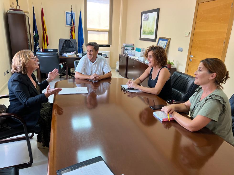 La delegada del Consell a Alacant es reunix amb els alcaldes d'Orihuela i Los Montesinos per a abordar les inversions de la Generalitat en els dos ...