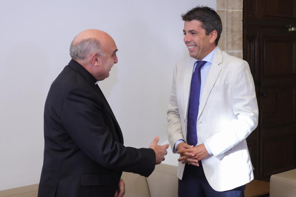 El president de la Generalitat, Carlos Mazón, rep en audiència l’arquebisbe de València, Enrique Benavent
