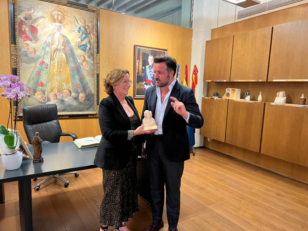 La delegada del Consell en Alicante, Agustina Esteve, se reúne con el alcalde de Elche para tratar las inversiones de la Generalitat en el municipio