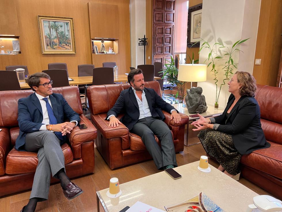 La delegada del Consell en Alicante, Agustina Esteve, se reúne con el alcalde de Elche para tratar las inversiones de la Generalitat en el municipio