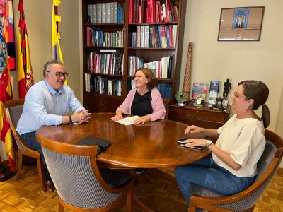 La delegada del Consell a Alacant es reunix amb els alcaldes d’Ibi i Onil per a abordar les necessitats dels dos municipis