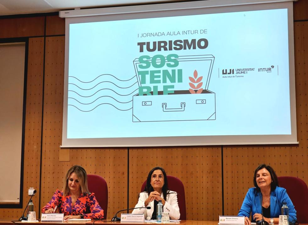 Nuria Montes en la inauguració de la I Jornada sobre Turisme Sostenible liderada pel Grup Intur i per l’UJI