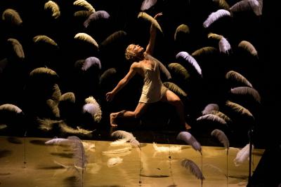 Les Arts inaugura el seu cicle de dansa amb ‘Malditas plumas’, un homenatge de Sol Picó al Paral·lel barceloní ple d’humor i ironia