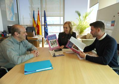 La secretària autonòmica d'Igualtat i Diversitat coneix el mapa de situació de casos d'intolerància a la Comunitat Valenciana a través d'un llibre ...
