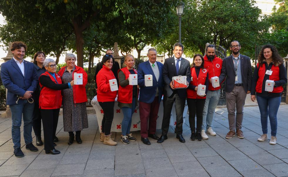 Carlos Mazón participa en el Día de la Banderita de Cruz Roja