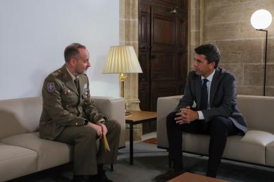 Carlos Mazón es reunix amb el tinent general de la Caserna General Terrestre d'Alta Disponibilitat