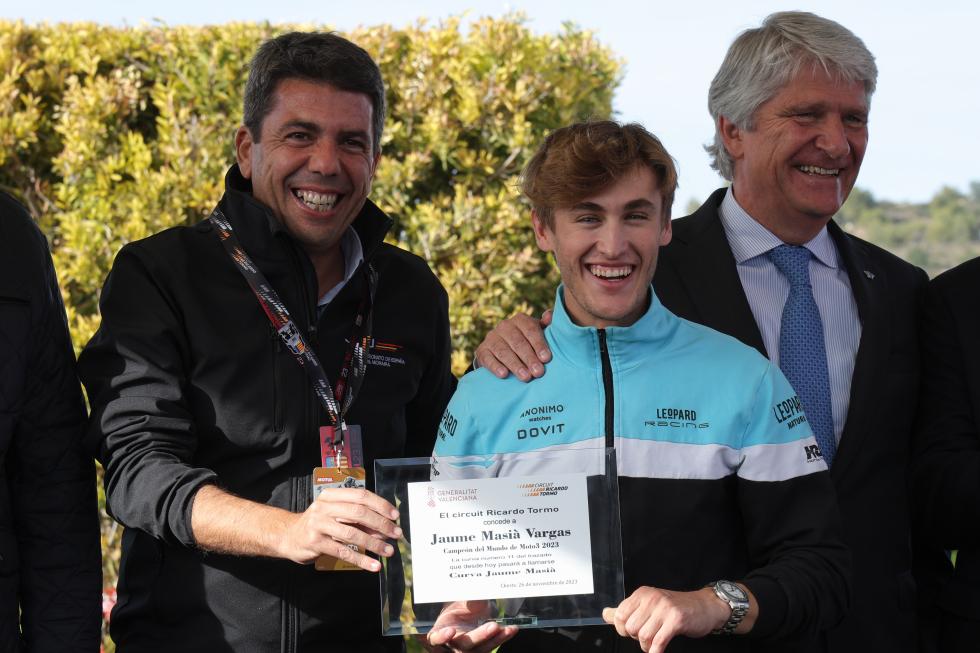 Carlos Mazón entrega a Jaume Masià la placa que anuncia la concesión de la Curva Once del Circuit Ricardo Tormo al piloto valenciano