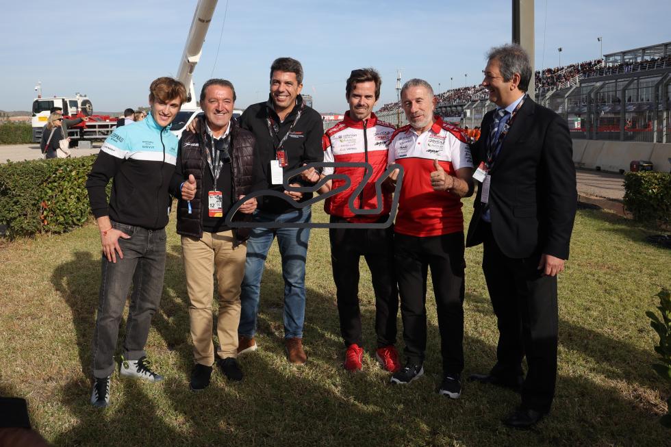 Carlos Mazón entrega a Jaume Masià la placa que anuncia la concesión de la Curva Once del Circuit Ricardo Tormo al piloto valenciano