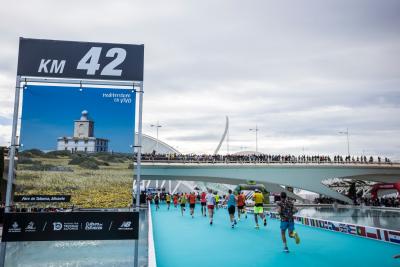 Turisme señaliza los 42 puntos kilométricos del Maratón de València con imágenes turísticas de la Comunitat Valenciana