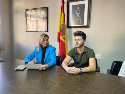 La delegada del Consell en Castellón se reúne con el alcalde de Fanzara para abordar las necesidades de la localidad en materia educativa