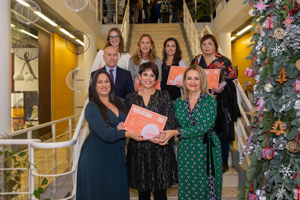 Foto de família de les persones guardonades en els Premis Artesania 2023 juntament amb la consellera d'Innovació, Indústria, Comerç i Turisme, ...