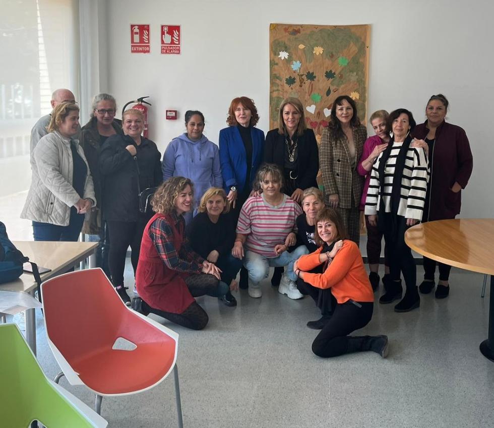 Susana Camarero visita el Centre Social ‘Felicidad Sánchez’ d'Alacant per a conéixer els diferents serveis que oferix a la Florida