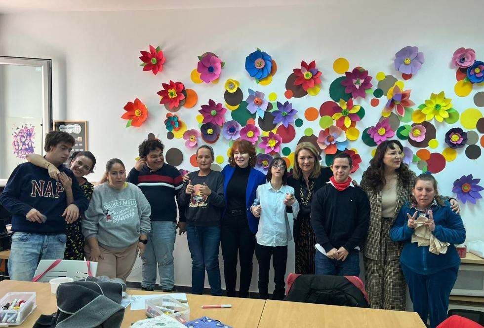Susana Camarero visita el Centro Social ‘Felicidad Sánchez’ de Alicante para conocer los distintos servicios que ofrece en La Florida