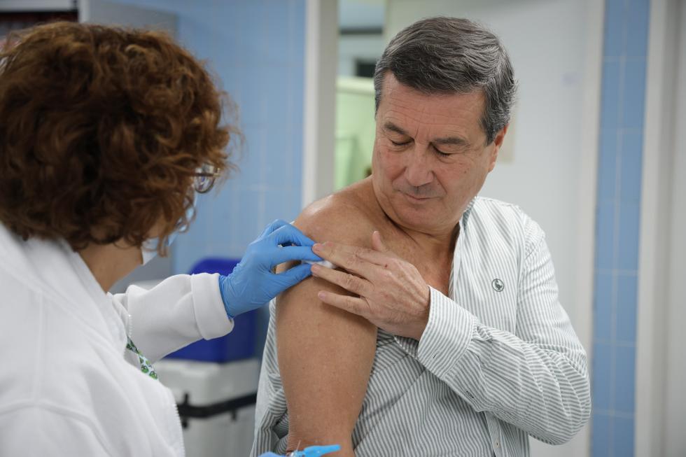 Marciano Gómez anima a la vacunación como medida más eficaz para protegerse frente a los virus respiratorios