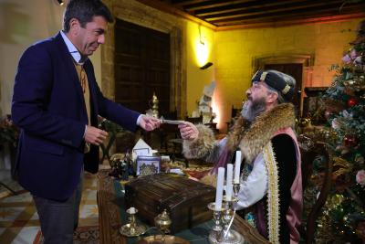 Carlos Mazón entrega su carta al paje real del Palau de la Generalitat