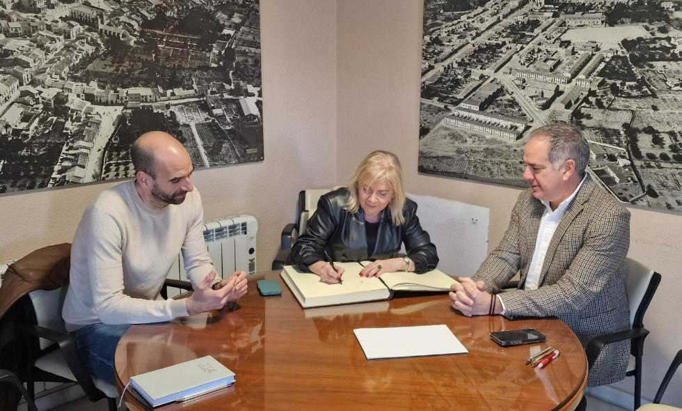 Imagen del artículo La directora general del IVASS se reúne con el alcalde de Sant Joan d'Alacant para establecer líneas de colaboración en el ámbito social