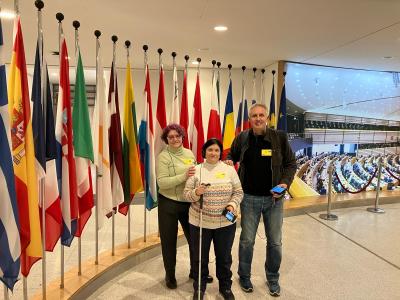 Persones usuàries i professionals d'habitatges tutelats de l'IVASS visiten el Parlament Europeu