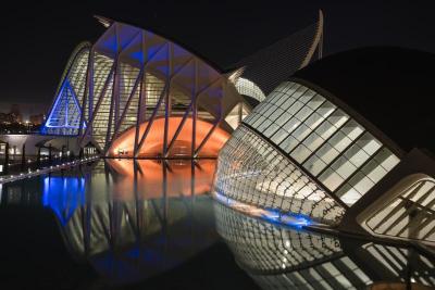 La Ciutat de les Arts i les Ciències se ilumina de color azul y naranja por el Día Mundial contra el Cáncer