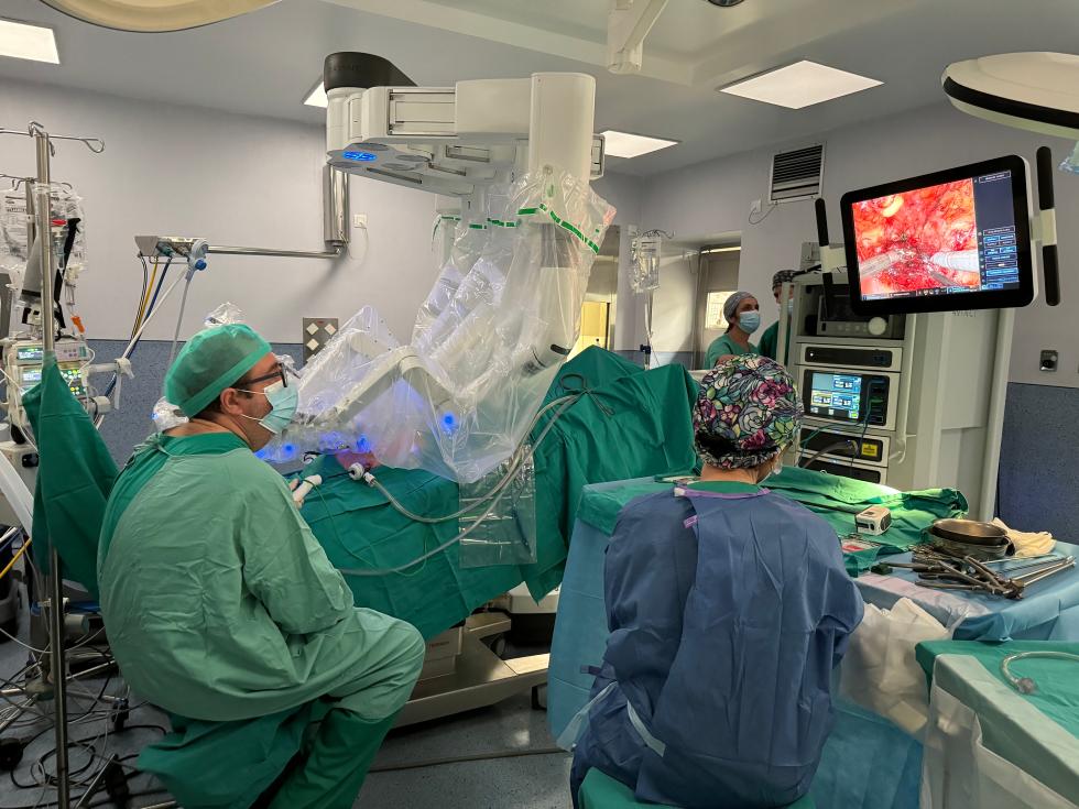 Imagen del artículo El Hospital Doctor Peset supera las 100 cirugías robóticas asistidas con el sistema Da Vinci a los cuatro meses de su instalación