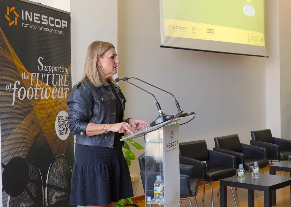 La consellera d’Innovació, Indústria, Comerç i Turisme, Nuria Montes, intervé en la jornada sobre economia circular organitzada per INESCOP.