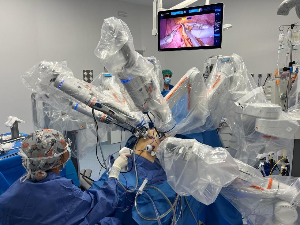 Imagen del artículo El Hospital Arnau de Vilanova realiza con éxito la primera cirugía bariátrica asistida con el robot HUGO en España