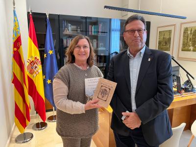 La delegada del Consell en Alicante y el alcalde de Hondón de los Frailes se reúnen para tratar las necesidades del municipio