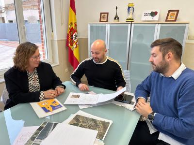 La delegada del Consell en Alicante se reúne con el alcalde de Jacarilla