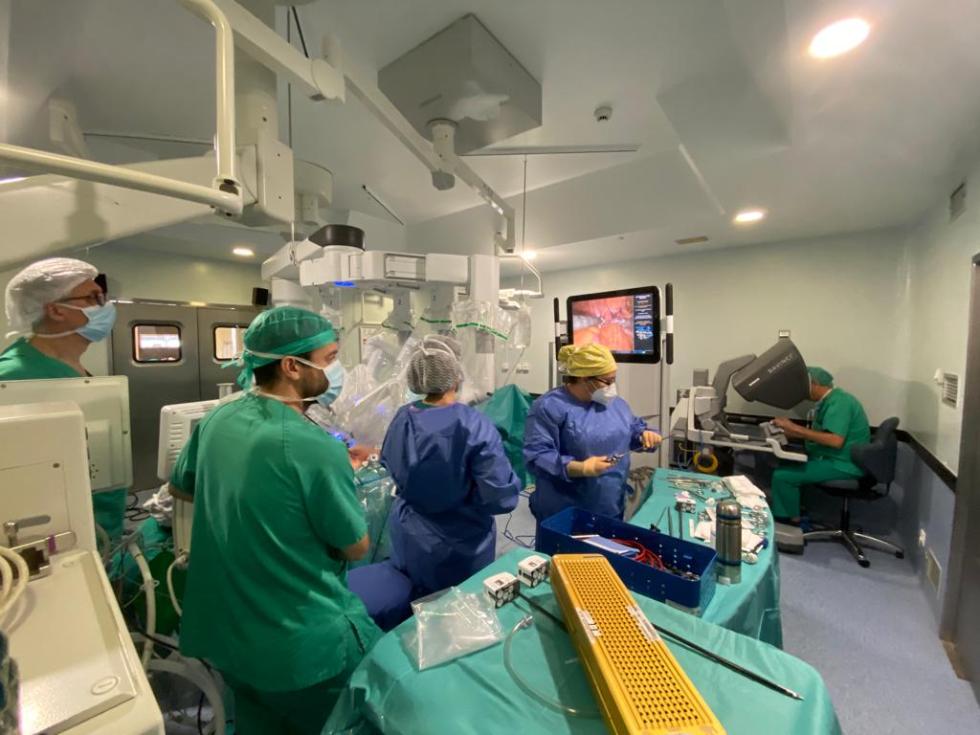Imagen del artículo El Hospital Clínico de València cumple tres meses de la cirugía robótica con el equipo da Vinci con más de 100 intervenciones realizadas