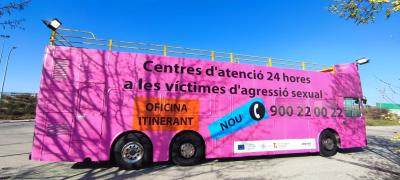 Igualdad instala un autobús para prevenir, informar y atender a posibles víctimas de agresiones sexuales durante las Fallas