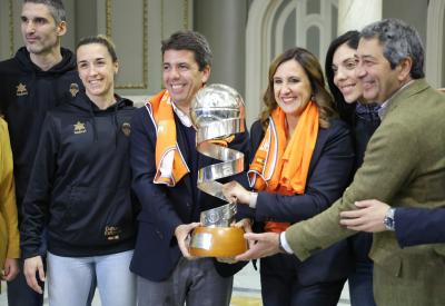 Carlos Mazón elogia la “cultura de l’esforç” de les jugadores del València Basket i destaca que són “un referent” per a les jóvens de la Comunitat