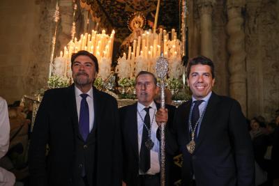 Carlos Mazón participa en la procesión de la Hermandad del Santísimo Cristo de la Mar en la Semana Santa de Alicante