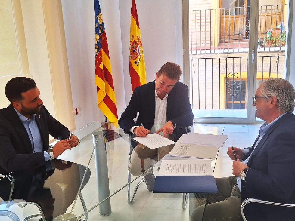 Image 0 of article La Generalitat y el Ayuntamiento de Sagunto firman la escritura de cesión de dos parcelas para la construcción de 200 viviendas de protección pública