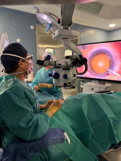 El Hospital de Torrevieja introduce un microscopio oftalmológico con visualización 3D que aumenta la precisión del cirujano