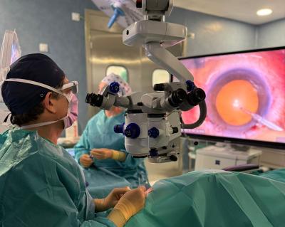 L’Hospital de Torrevieja introduïx un microscopi oftalmològic amb visualització 3D que augmenta la precisió del cirurgià
